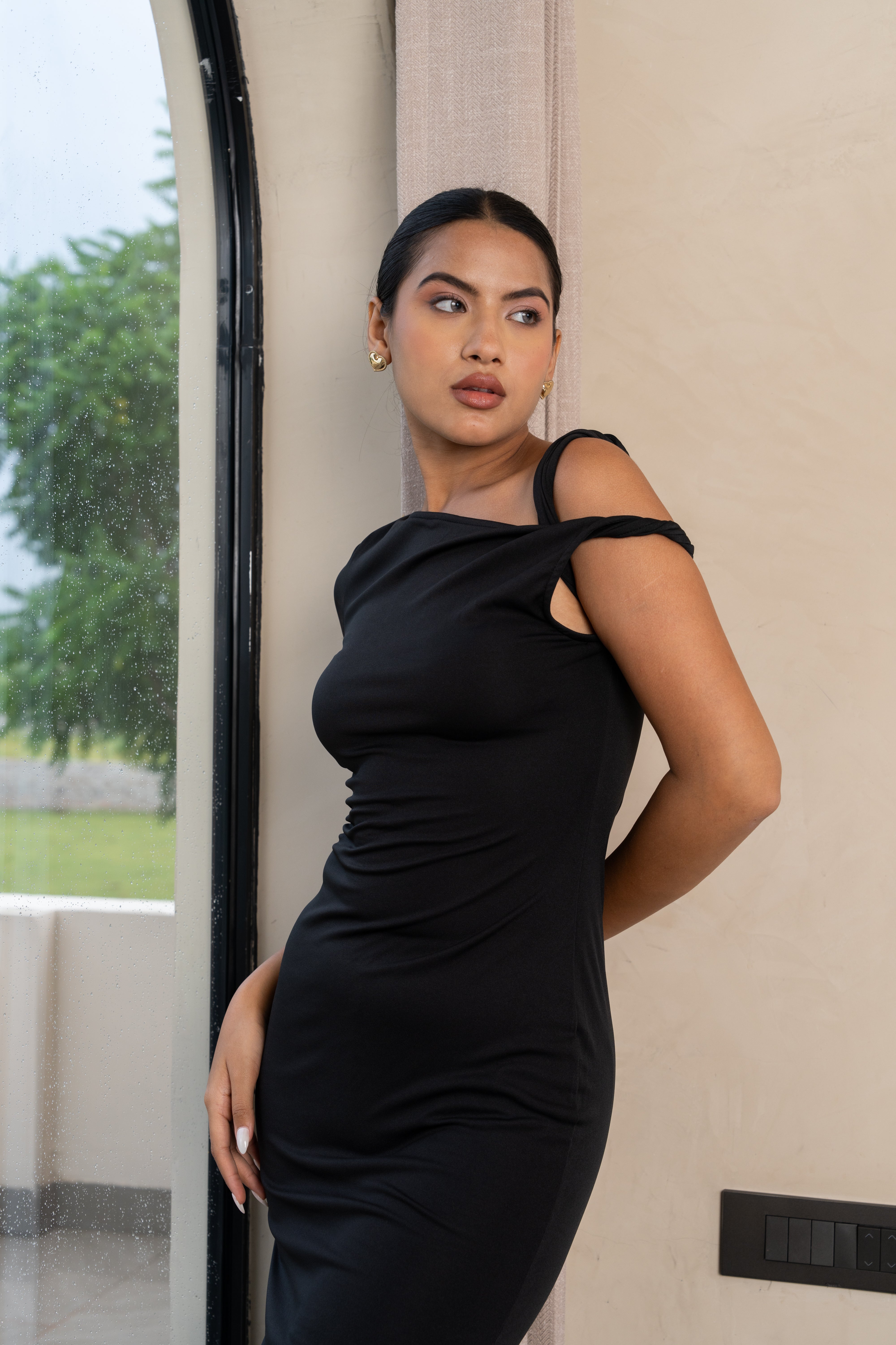 Selena Black Off-Shoulder Maxi Dress – Timeless Evening Gown